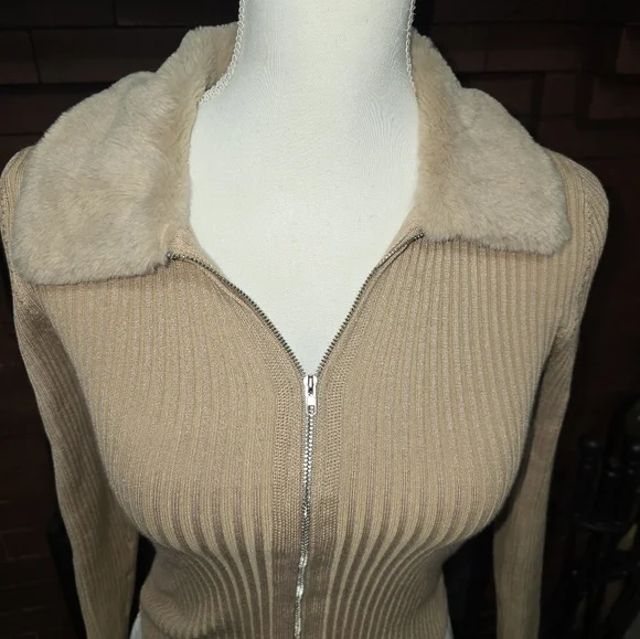 Zip-Front Cardigan with faux-fur Collar - Picture 4 of 6